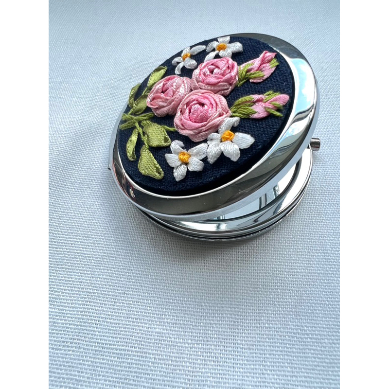 Gương thêu mini bỏ túi Handmade by Chang