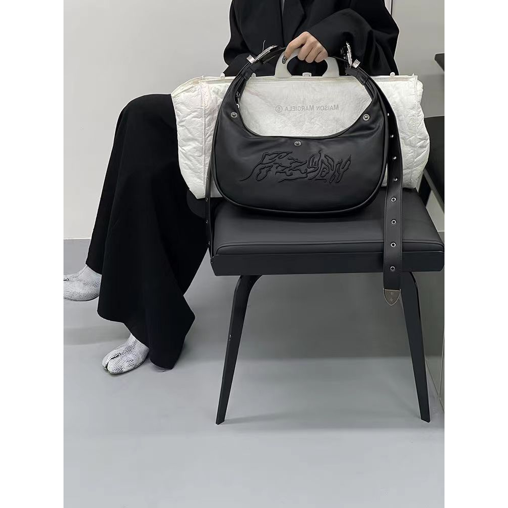 Túi kẹp sát nách đeo chéo màu đen sang trọng tháo rời dập nôi thêu phong cahs hip hop dân chơi