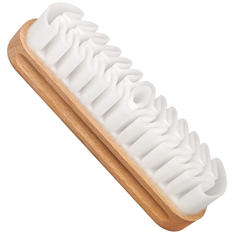 Bàn chải đánh sạch bụi bẩn trên giày da lộn, nubuck