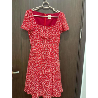 Đầm Lép hoa đỏ cổ vuông
