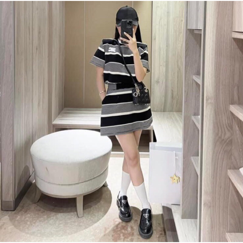 Set Áo Thun Tay Ngắn Kẻ Sọc Ngang Mix Chân Váy Màu Hồng Đen Cotton