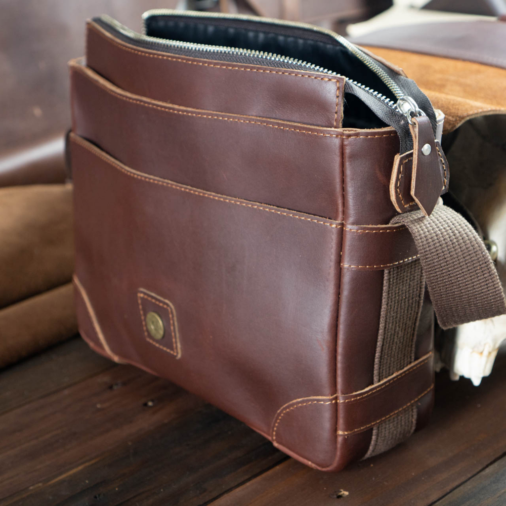 Túi đeo chéo đựng máy ảnh da thật. Túi máy ảnh du lịch vintage da nâu sáp fullgrain Manuk Leather