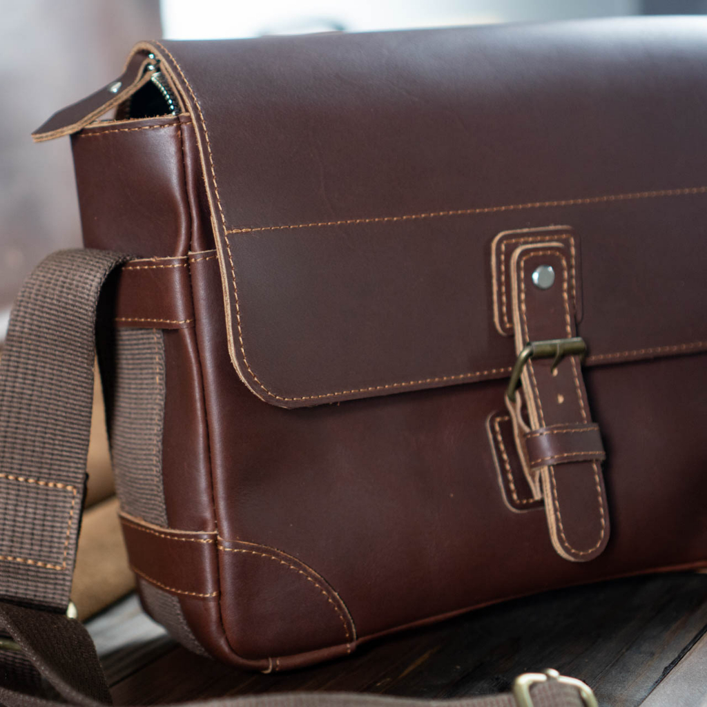 Túi đeo chéo đựng máy ảnh da thật. Túi máy ảnh du lịch vintage da nâu sáp fullgrain Manuk Leather