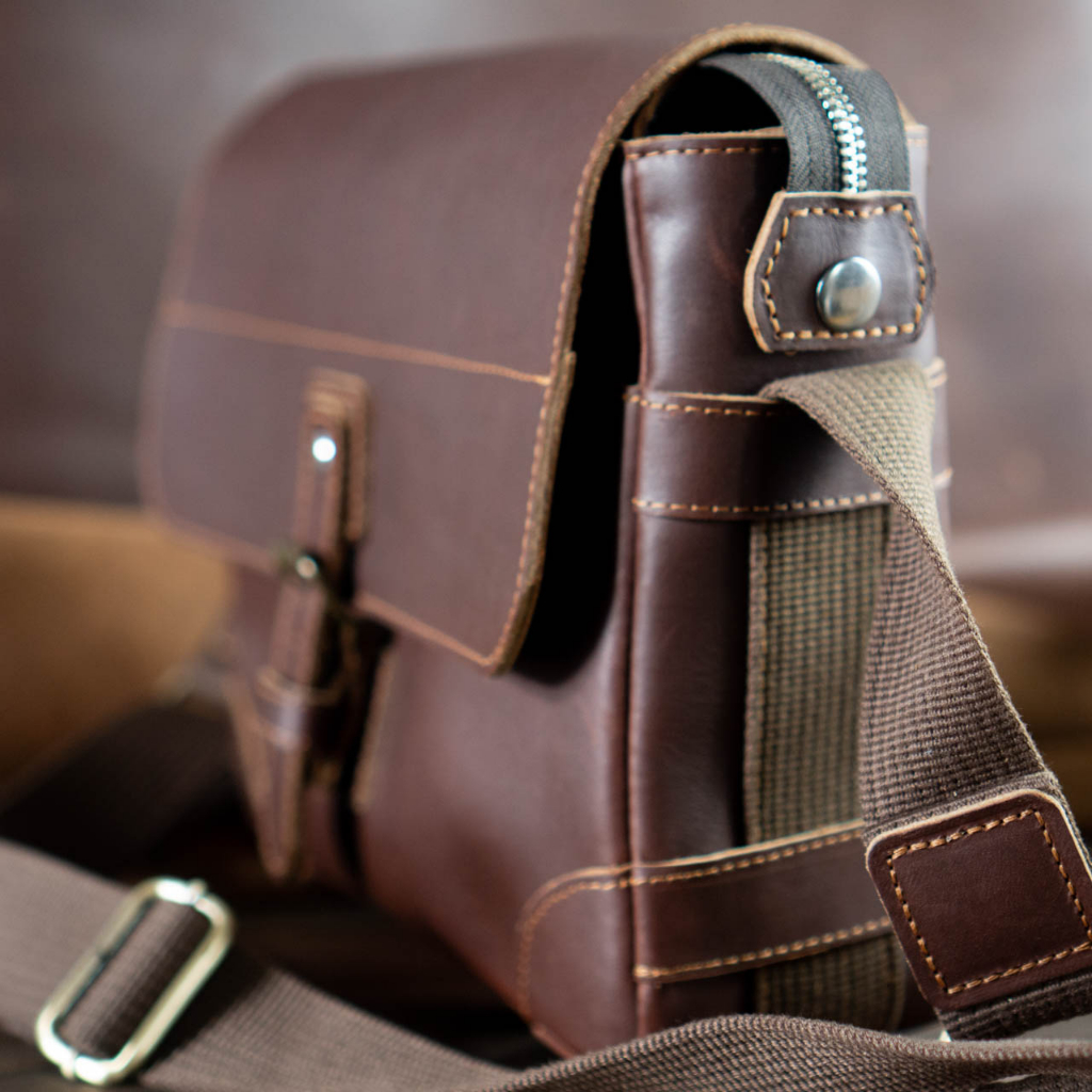 Túi đeo chéo đựng máy ảnh da thật. Túi máy ảnh du lịch vintage da nâu sáp fullgrain Manuk Leather