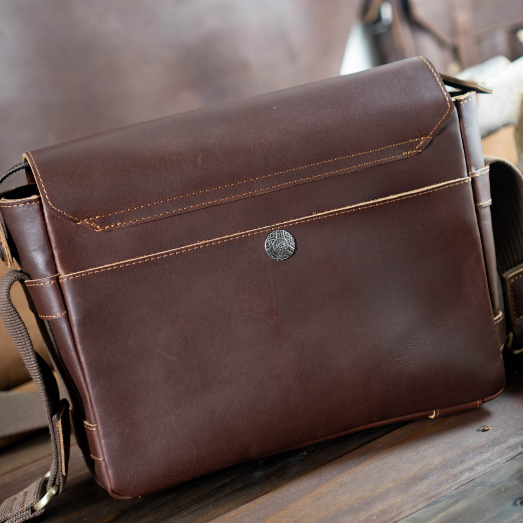 Túi đeo chéo đựng máy ảnh da thật. Túi máy ảnh du lịch vintage da nâu sáp fullgrain Manuk Leather