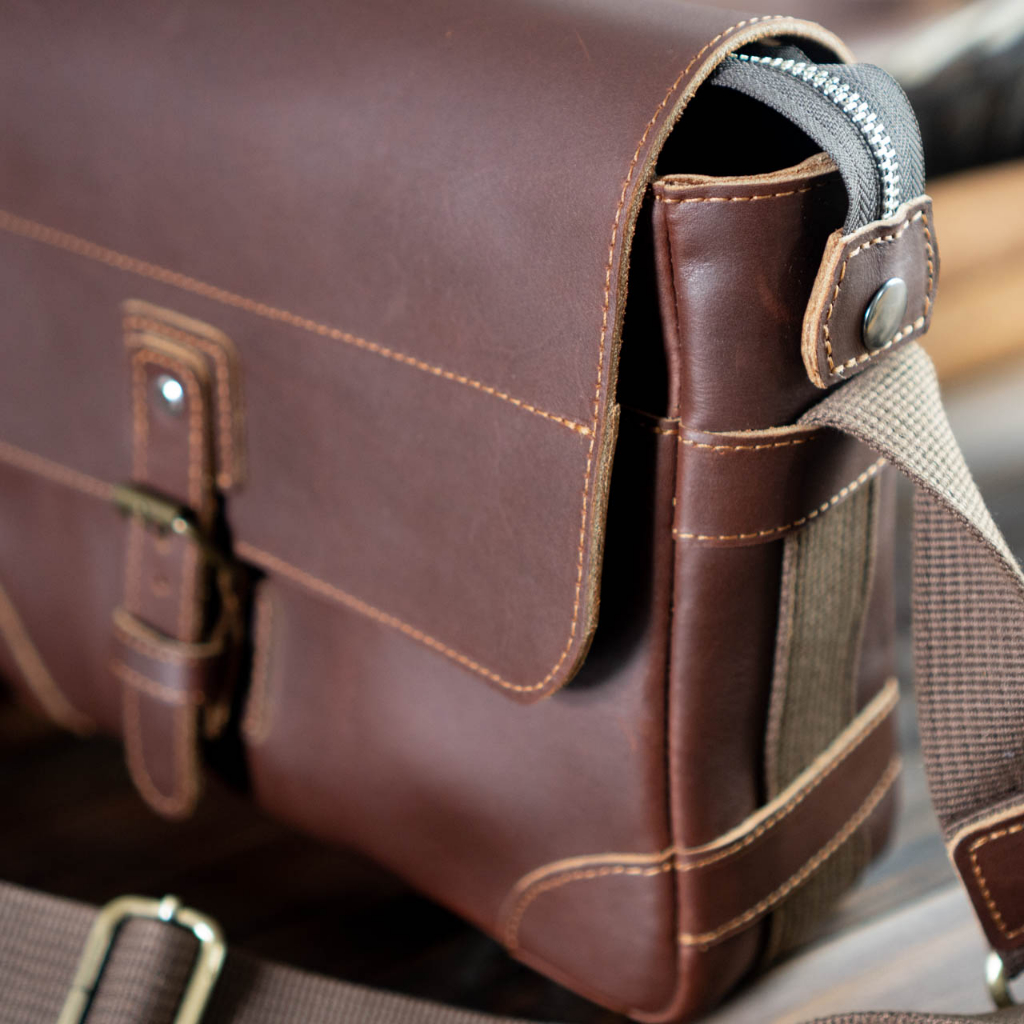 Túi đeo chéo đựng máy ảnh da thật. Túi máy ảnh du lịch vintage da nâu sáp fullgrain Manuk Leather