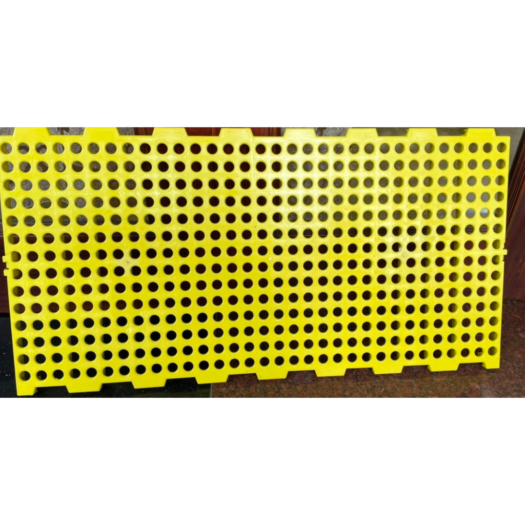 Tấm lót sàn chuồng dê, heo, chó,vịt, gà,... kích thước 100x50x3cm loại lỗ tròn to đường kính 2cm