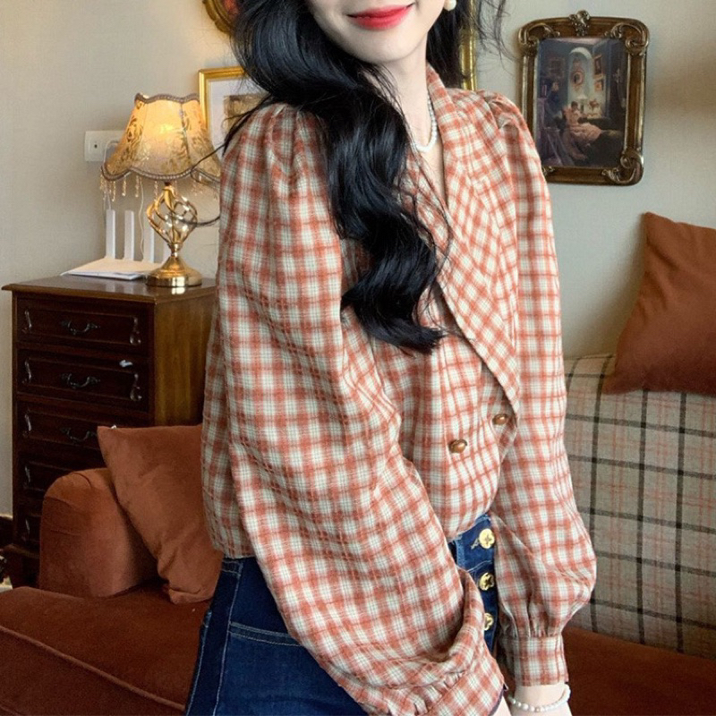 Áo sơ mi kẻ tay phồng hai hàng cúc kết hợp áo gile da nâu phong cách cổ điển HongKong hè thu 2023