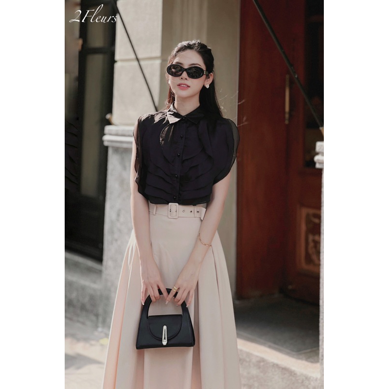 Set váy công sở Ernesta 2Fleurs gồm áo sơ mi vai chờm cách điệu nhiều tầng cùng chân váy chữ A xếp ly dáng dài