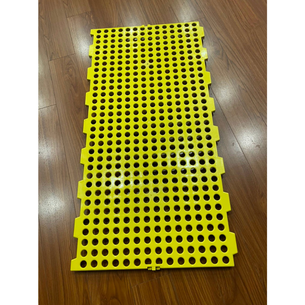 Tấm lót sàn chuồng dê, heo, chó,vịt, gà,... kích thước 100x50x3cm loại lỗ tròn to đường kính 2cm