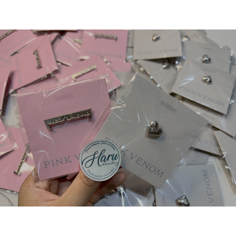Huy hiệu cài Pink Venom