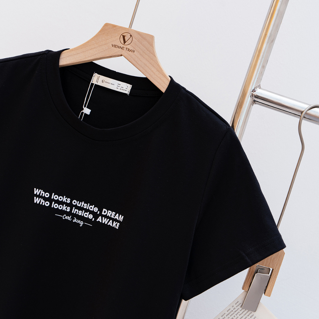 Áo Thun VIEN TRAN In Chữ Carl Jung V61S23H028