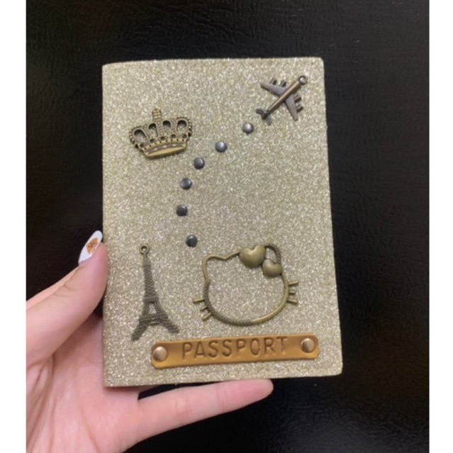 Vỏ hộ chiếu khắc tên, gắn 4 charm (kèm chấm - chat mẫu) - Nagi Leather