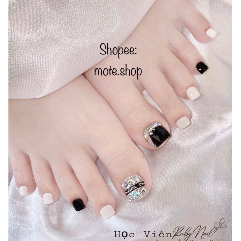 Nailbox Móng chân úp thiết kế trắng đen phối đá