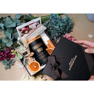 Hộp quà tặng baydreamhome nến thơm Tobacco Oud kèm bó hoa xinh