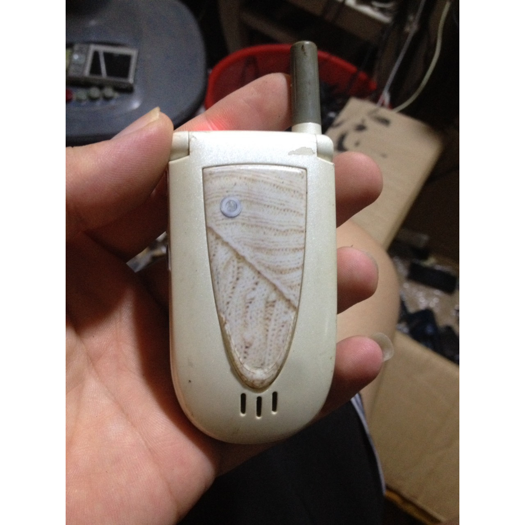 Xác MOTOROLA kèm bin cũ, vẫn lên màn khá, không có sạc, bin hết không tét được gì, ae cần mua tét tiếp nhé