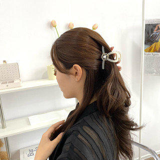Kẹp tóc dáng dài đính hoa trà Modleaf Rose midi pin Hàn Quốc