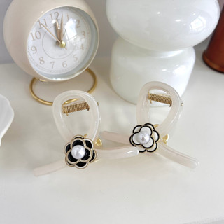 Kẹp tóc dáng dài đính hoa trà Modleaf Rose midi pin Hàn Quốc