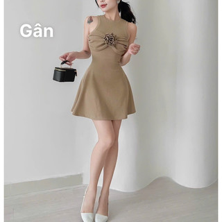 Đầm sát nách nhúm đường giữa ngực đính hoa ngắn mm