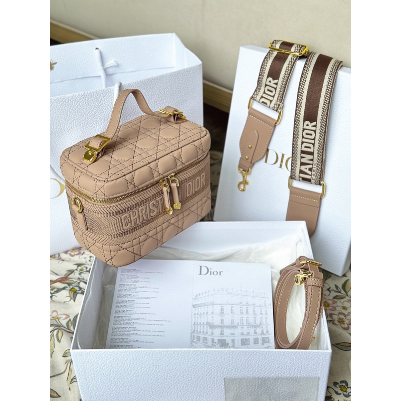 - Túi Dior Vanity fullbox size 22cm kèm charm và khăn