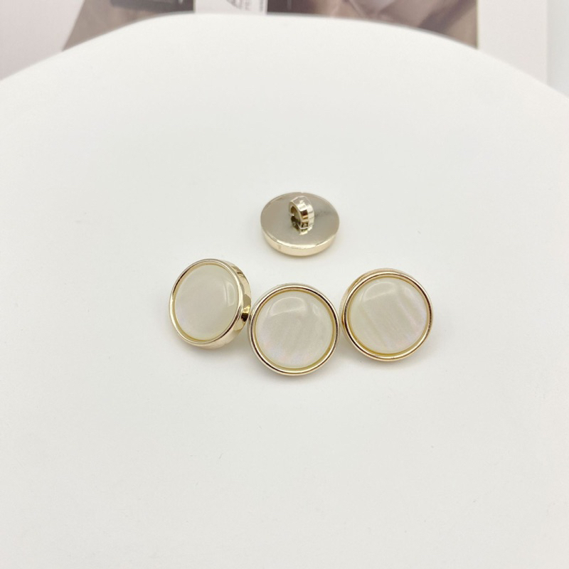 1 Khuy nhựa NGỌC TRẮNG NGÀ NHŨ CAO CẤP,SANG TRỌNG cỡ 1.8cm