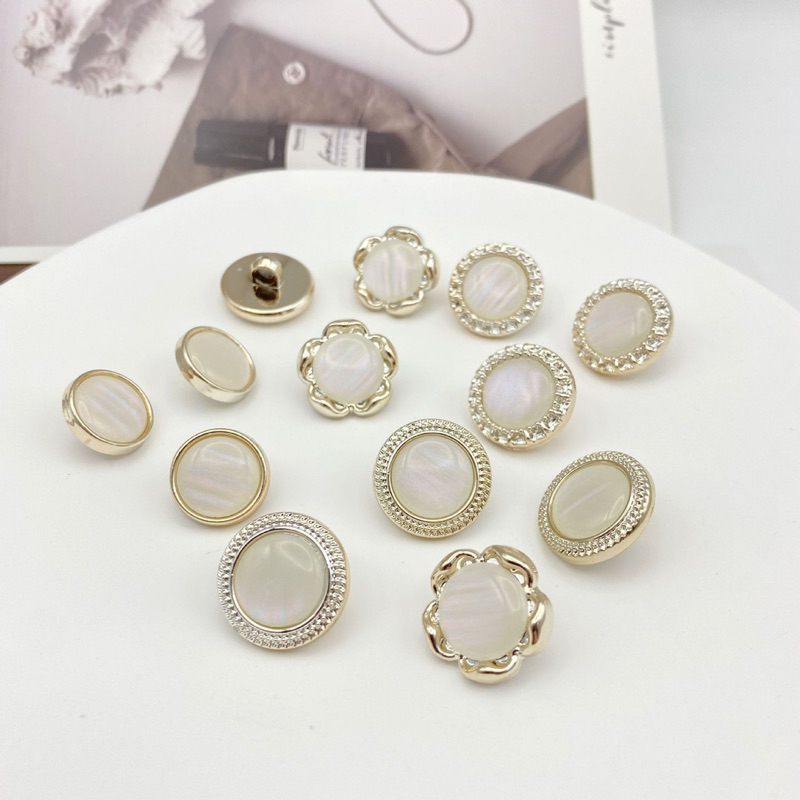 1 Khuy nhựa NGỌC TRẮNG NGÀ NHŨ CAO CẤP,SANG TRỌNG cỡ 1.8cm