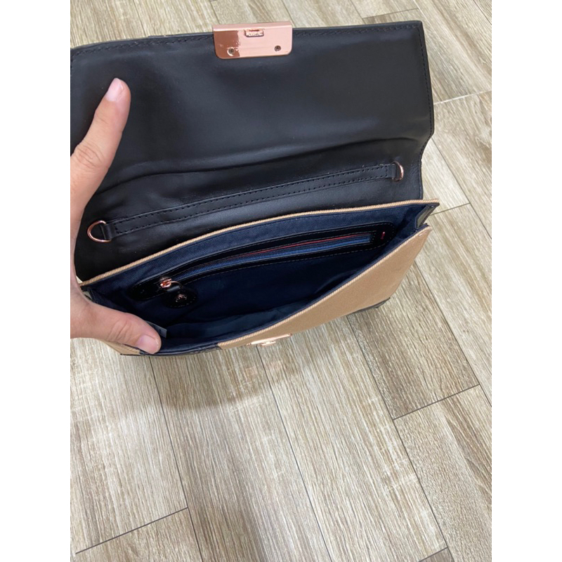 Clutch si hiệu Tommy Hilfiger