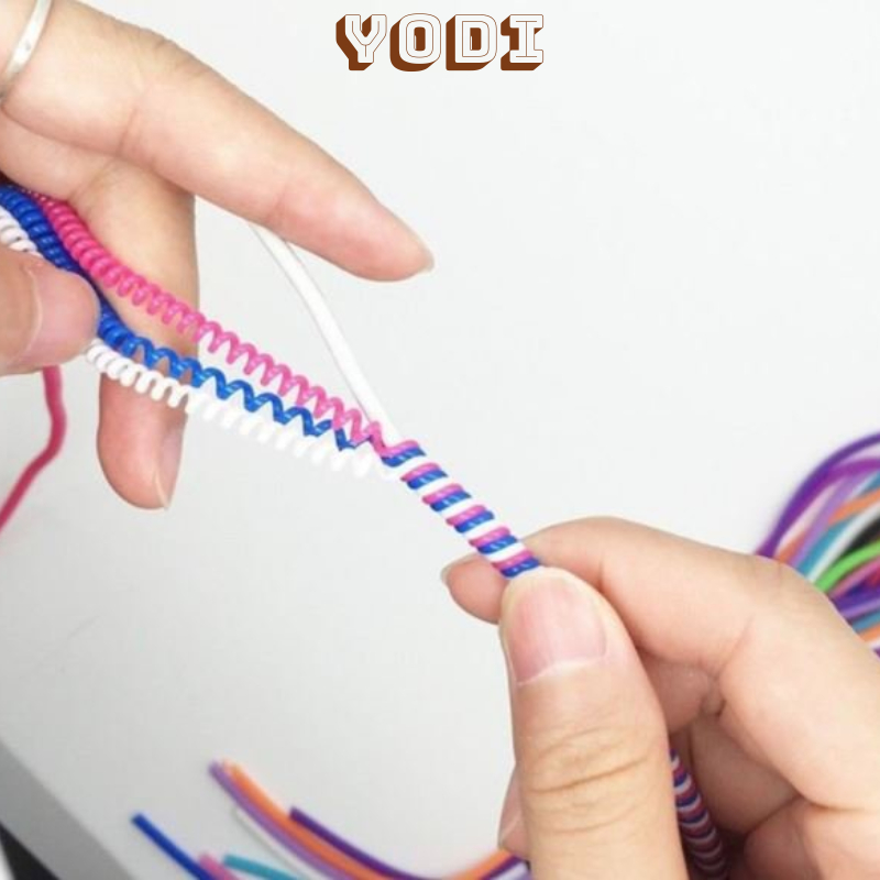 Dây quấn dây sạc 2 màu. Dây được quấn theo dạng lò xò, Dây quấn dây sạc bảo vệ dây sạc tránh tình trạng đứt gãy, dơ hư.