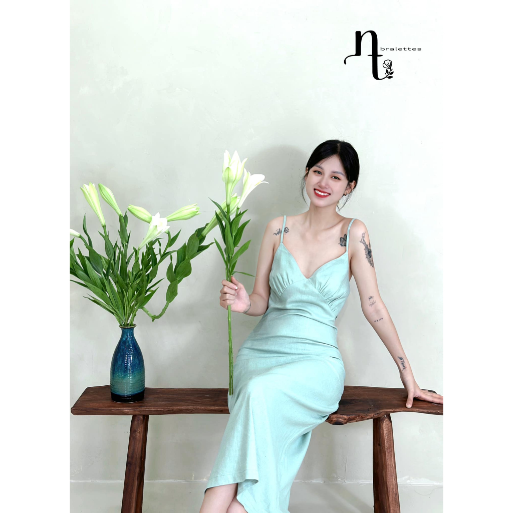 Đầm linen thêu hở lưng
