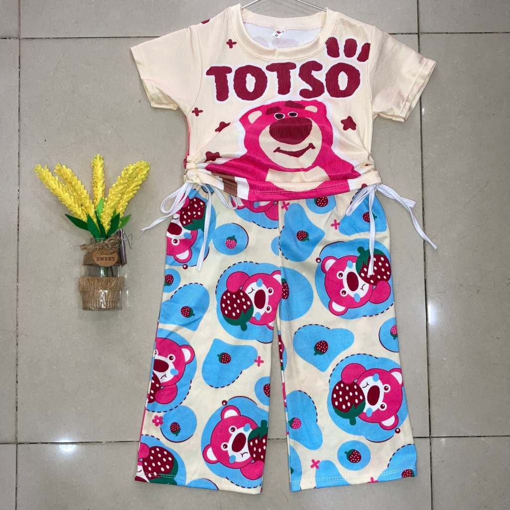 Set áo croptop dây rút in hình gấu dâu + quần dài vải thun gân tăm siêu cưng cho bé gái đi chơi, đi học
