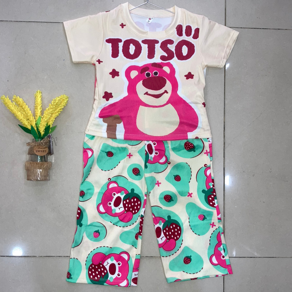 Set áo croptop dây rút in hình gấu dâu + quần dài vải thun gân tăm siêu cưng cho bé gái đi chơi, đi học