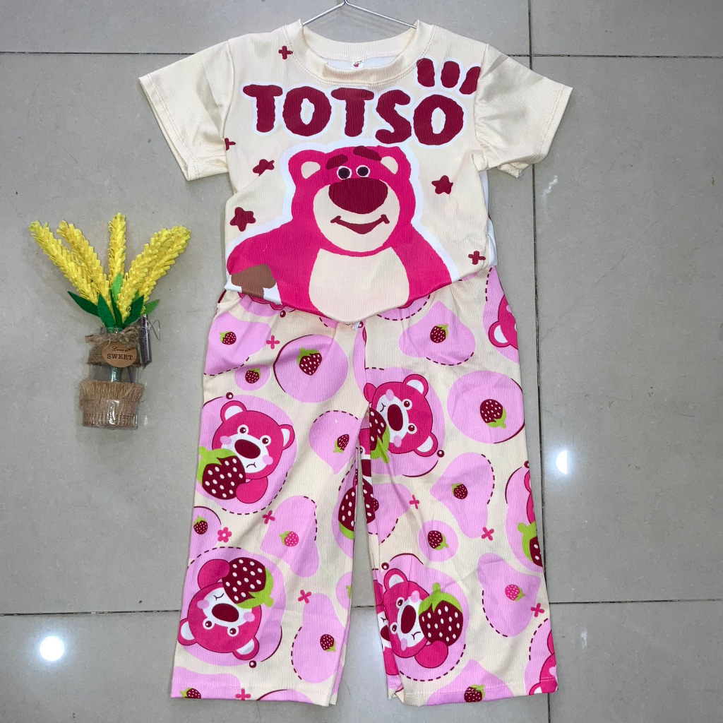 Set áo croptop dây rút in hình gấu dâu + quần dài vải thun gân tăm siêu cưng cho bé gái đi chơi, đi học