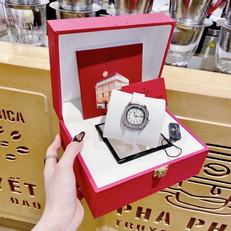 Đồng hồ nữ Patek philippe Nautilus huyền thoại màu trắng siêu hiếm