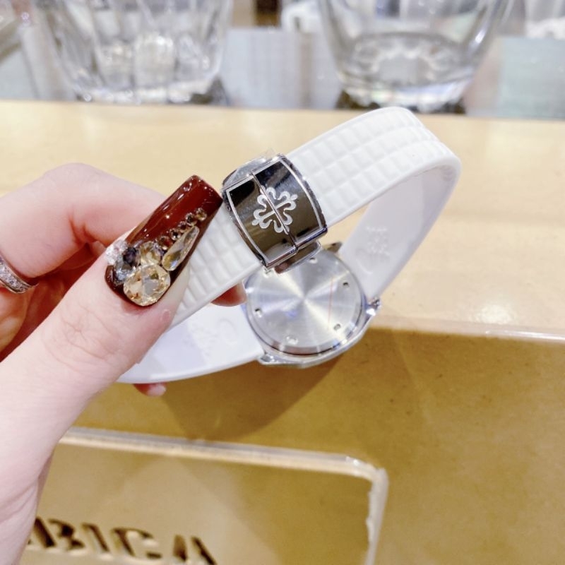 Đồng hồ nữ Patek philippe Nautilus huyền thoại màu trắng siêu hiếm