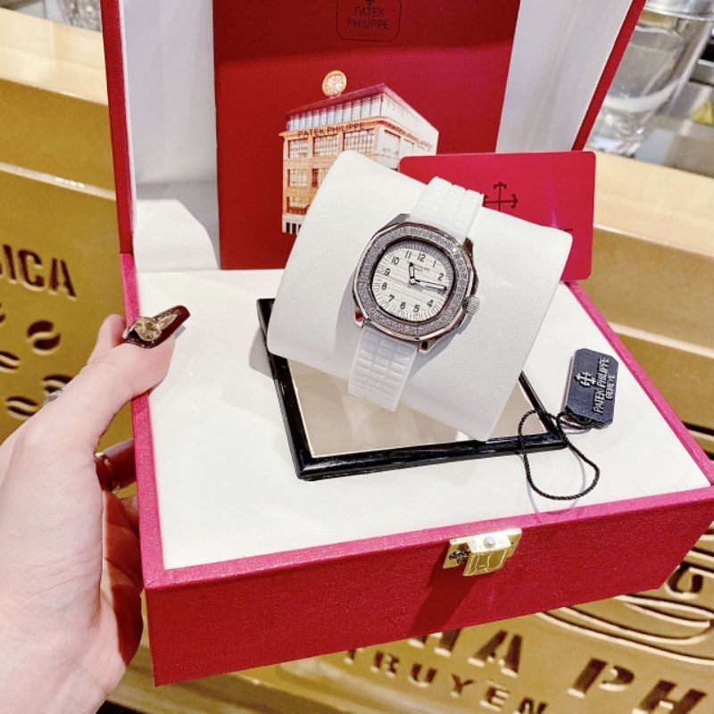 Đồng hồ nữ Patek philippe Nautilus huyền thoại màu trắng siêu hiếm