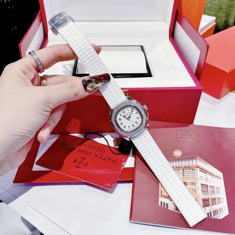 Đồng hồ nữ Patek philippe Nautilus huyền thoại màu trắng siêu hiếm