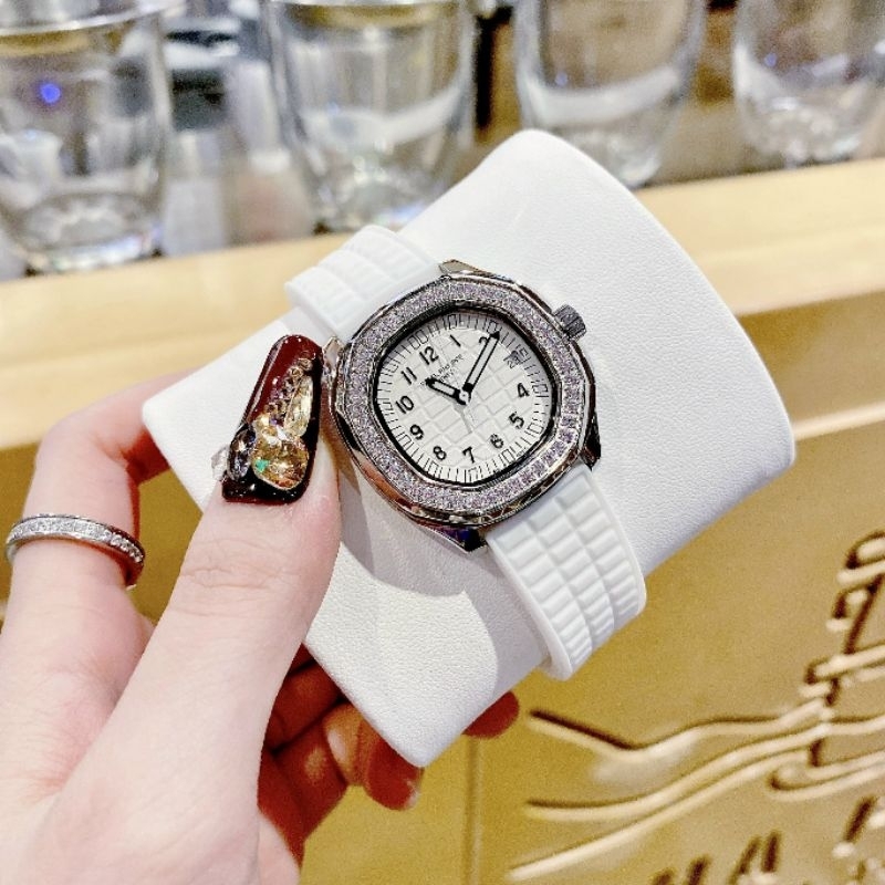 Đồng hồ nữ Patek philippe Nautilus huyền thoại màu trắng siêu hiếm