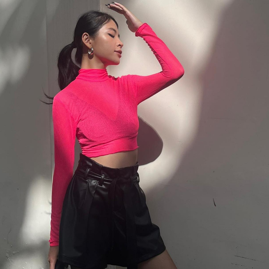 Áo tay dài cổ lọ form ôm, màu hồng neon chất vải dệt lưới mỏng mịn, là min, NEON PINK HIGH NECK MESH TOP