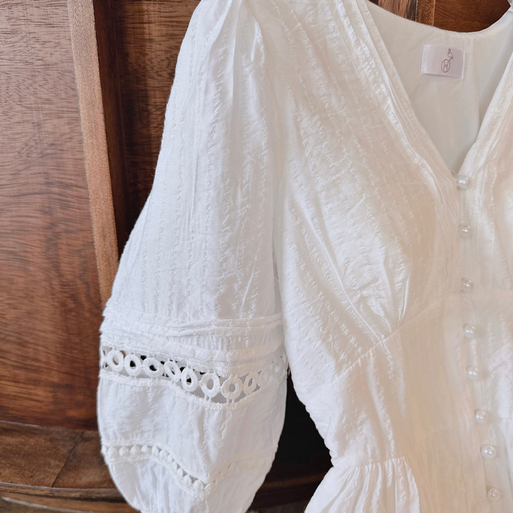 Maxi xô trắng tay phồng phối ren nút ngọc