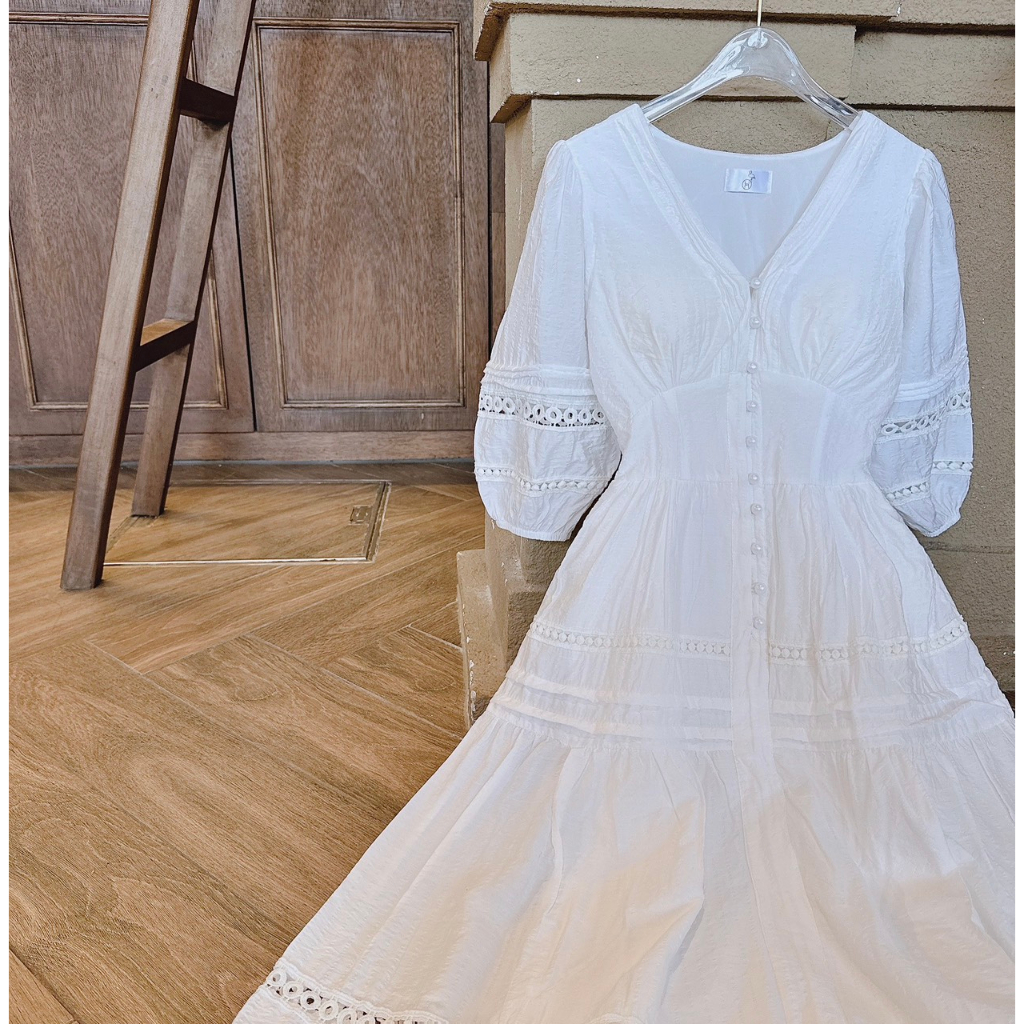 Maxi xô trắng tay phồng phối ren nút ngọc