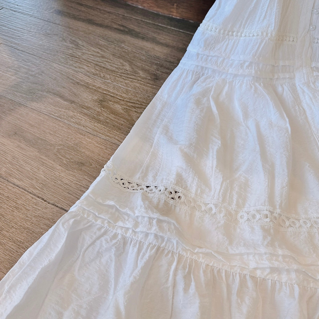 Maxi xô trắng tay phồng phối ren nút ngọc