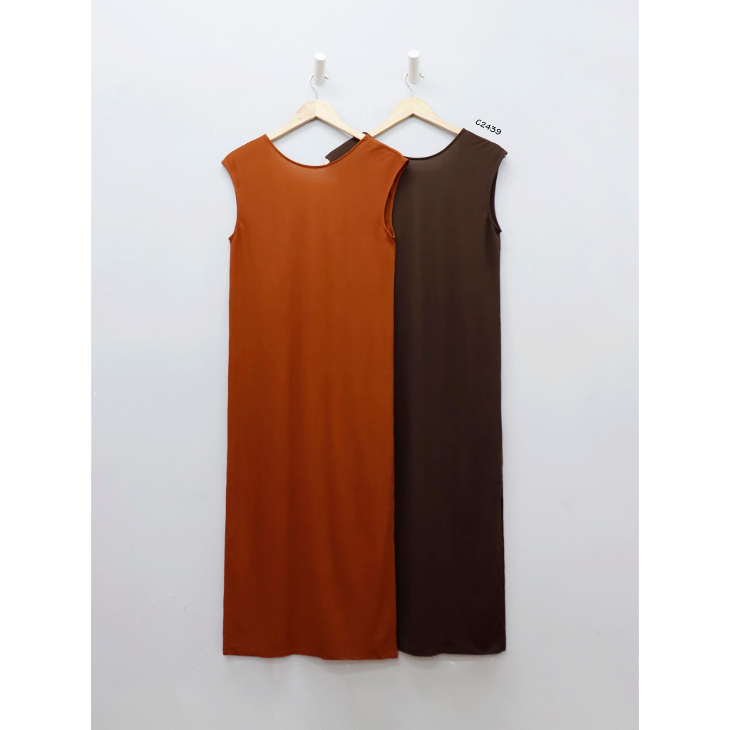 C2439 - Đầm thun cổ tròn, sát nách, xẻ hông, trơn
