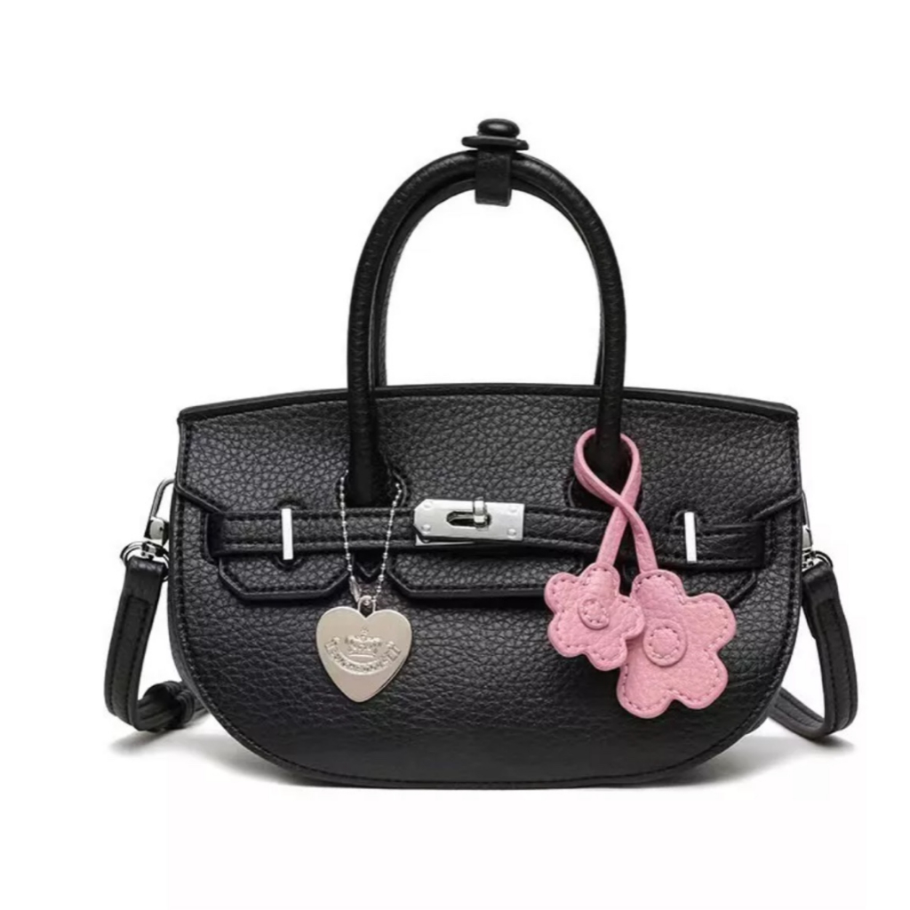 Túi xách nữ HM dáng bầu tag bạc kèm móc treo hoa.