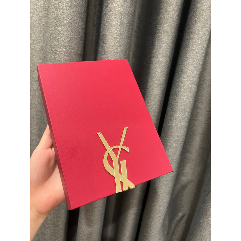 Set quà tặng YSL Collector hộp đỏ sang chảnh bao gồm Cushion Da Luminous và son YSL Slim 1966 limited phiên bản giới hạn
