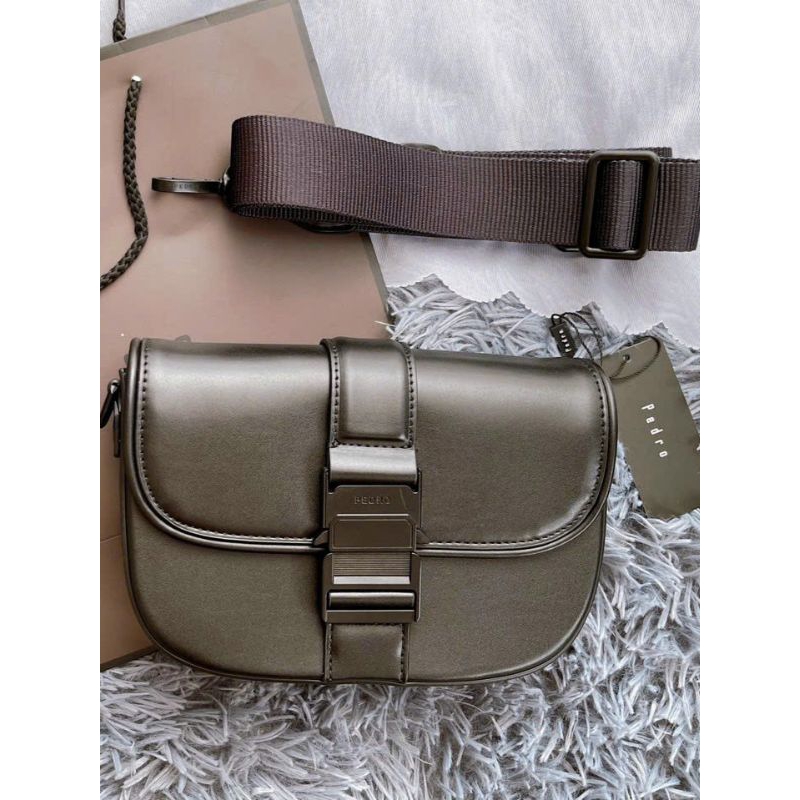 Túi nam Pedr đeo chéo da cao cấp dáng bầu lạ mắt sành điệu