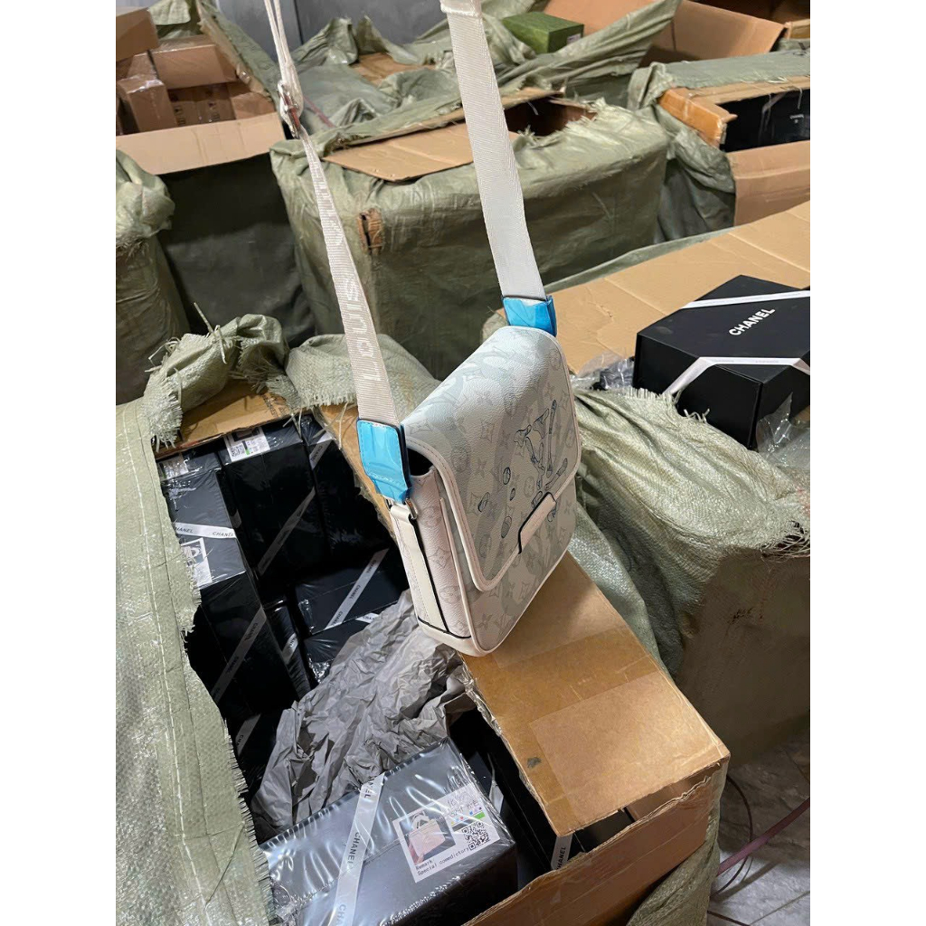 Túi Đeo Chéo LV Vân Chìm 1 Ngăn Bản Siêu Cấp