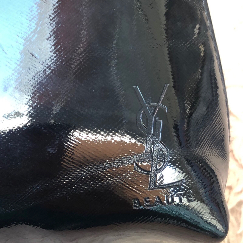 Túi chuẩn si. Túi qua sử dụng. Khách vui lòng xem hình nếu muốn biết thêm thông tin sản phẩm mời khách vô chat . Thanks.