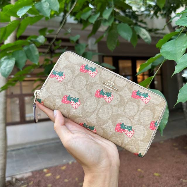 Ví Coach dài màu be họa tiết daauuu trẻ trung
