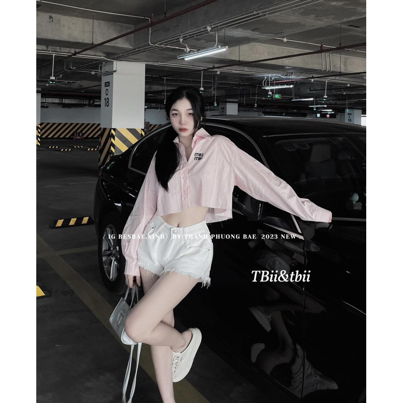Sơ mi croptop hồng thêu Miu Miu