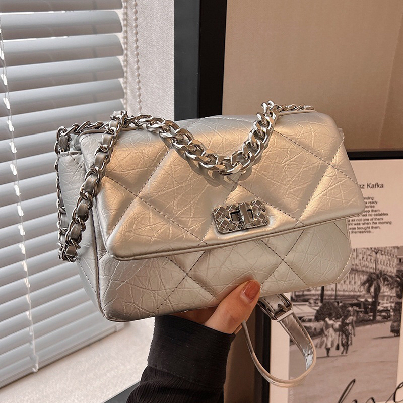 Túi Xách Nữ Đeo Chéo Khoá Xoay Da Mềm Chần Trám.